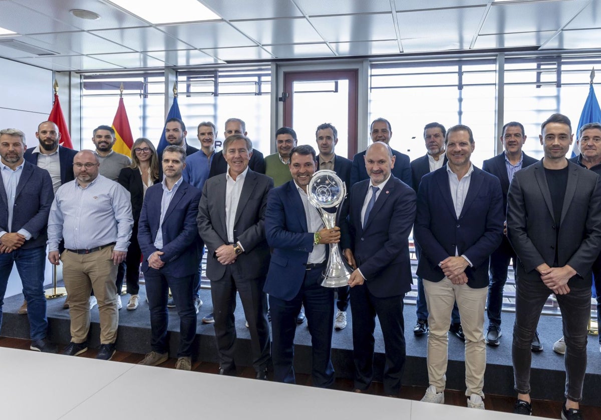 Rafael Louzán, presidente de la RFEF, posa con los representantes de los clubes y la Champions recientemente conquistada por Palma Futsal