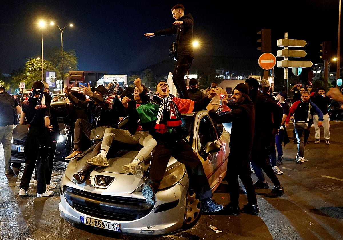Aficionados del PSG celebran la clasificación de su equipo para la final de la Champions