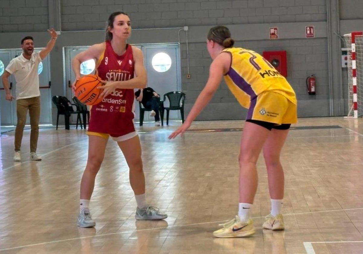 Nuria Sánchez, defendida por una jugadora del Romakuruma Mataró