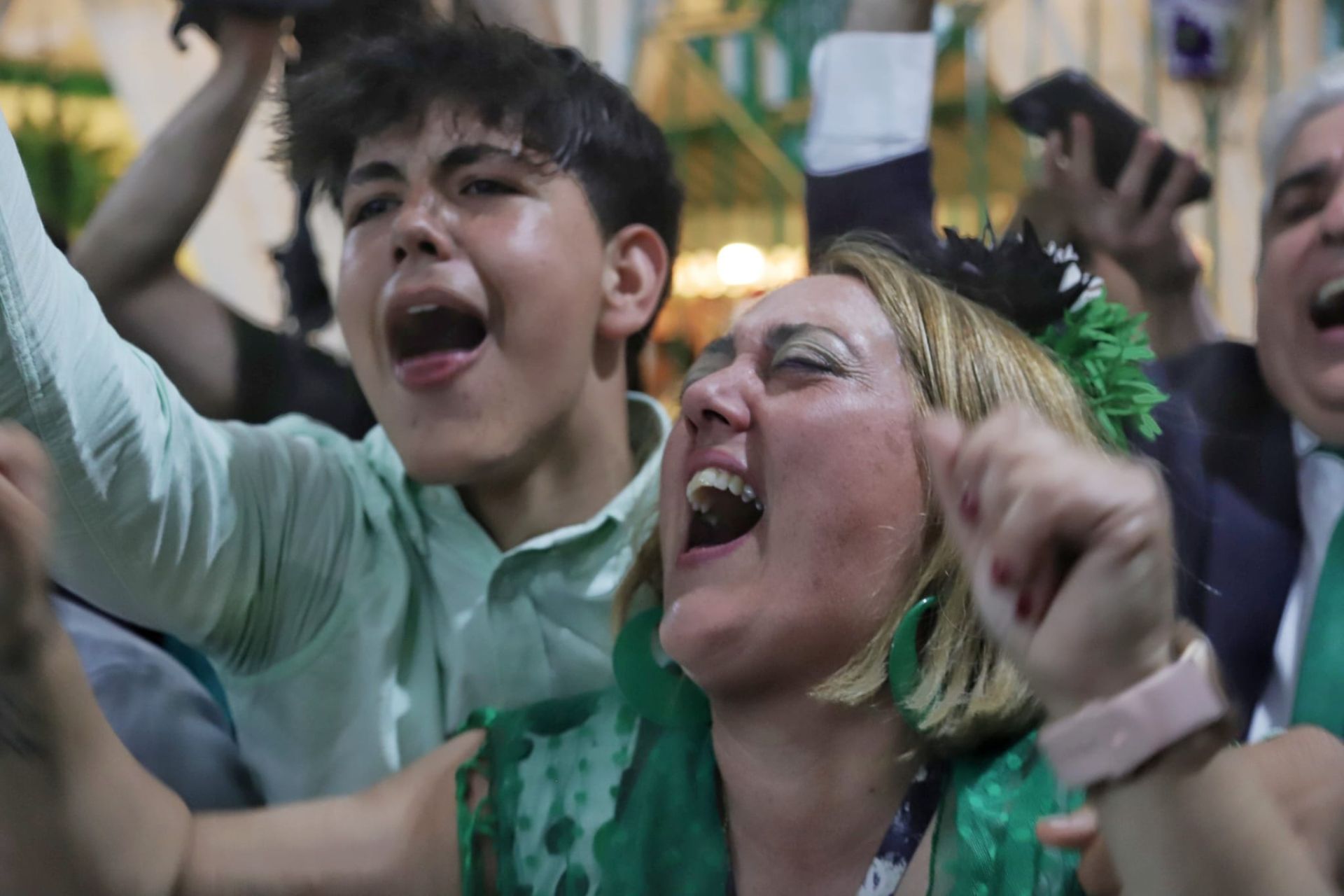 Celebración del pase del Betis a la final en una caseta de Feria