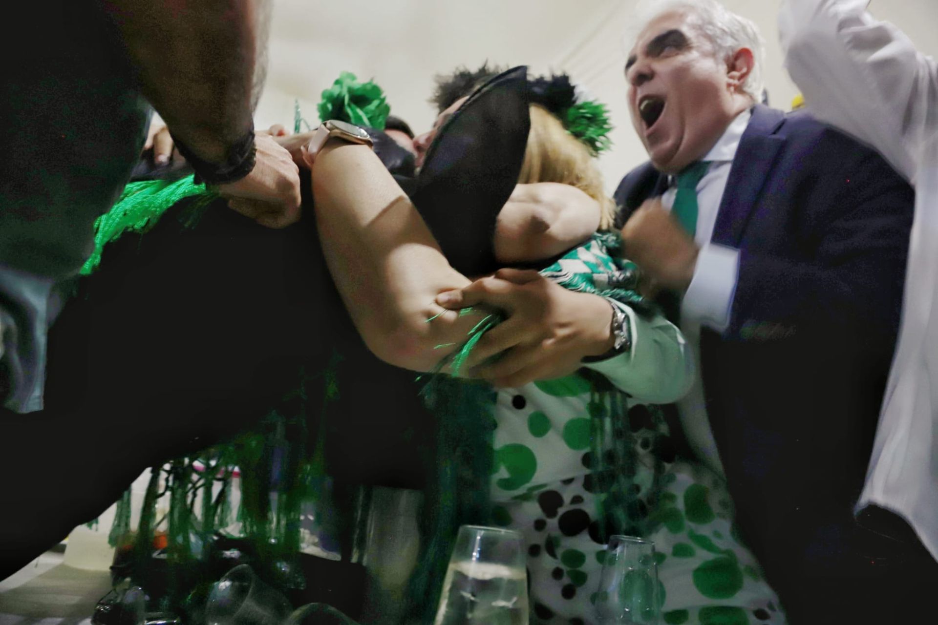 Celebración del pase del Betis a la final en una caseta de Feria