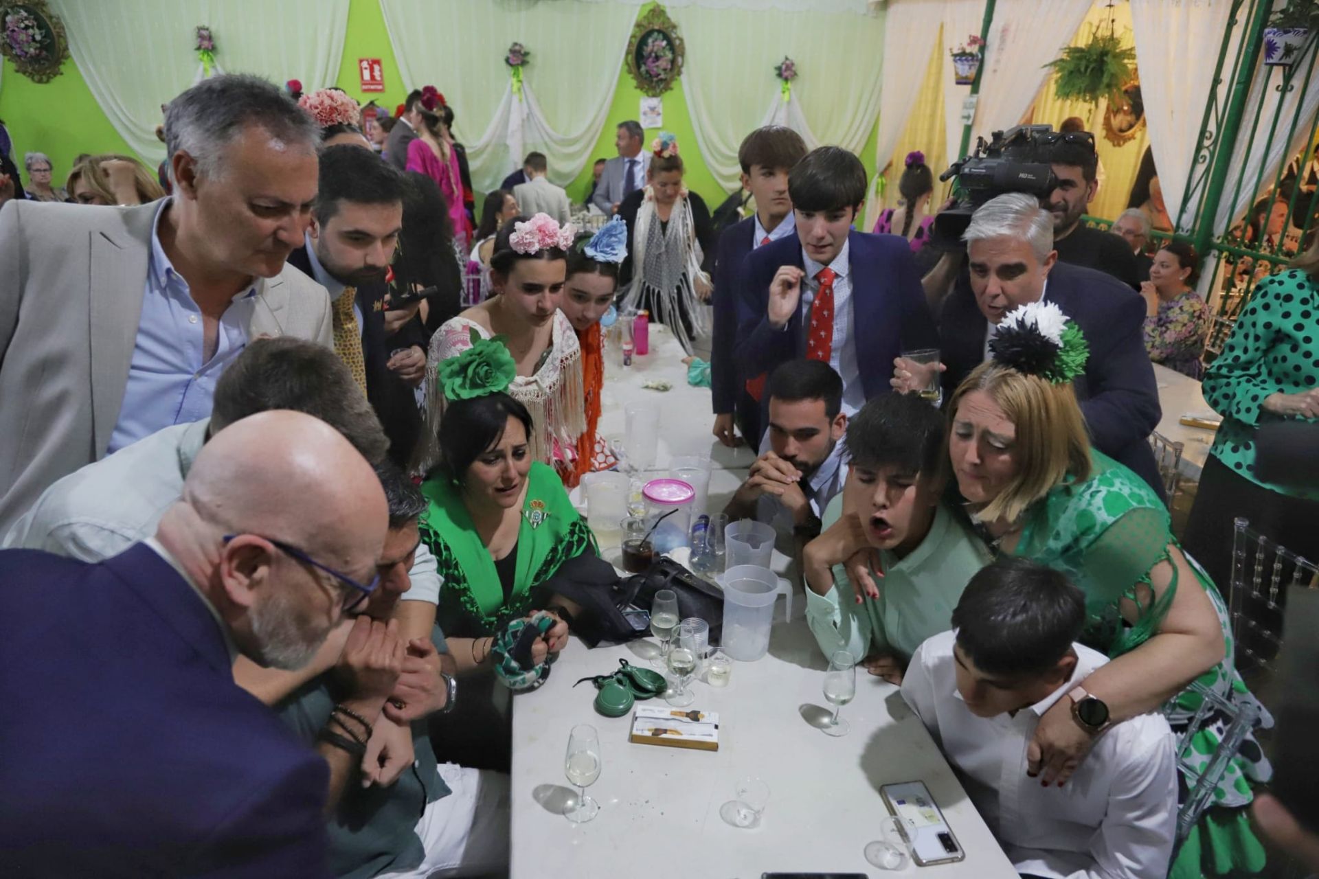 Celebración del pase del Betis a la final en una caseta de Feria