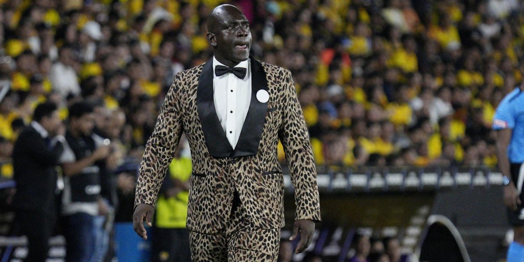 Segundo Castillo, el entrenador al que nadie quita ojo: la atracción de la Libertadores por sus pajaritas y elegantes trajes