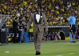 Segundo Castillo, el entrenador al que nadie quita ojo: la atracción de la Libertadores por sus pajaritas y elegantes trajes