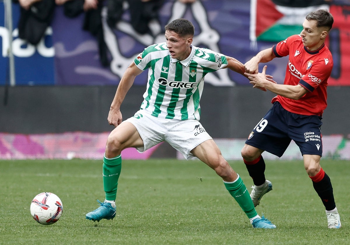 Altimira, agarrado por Bryan Zaragoza en el Osasuna - Betis de la primera vuelta