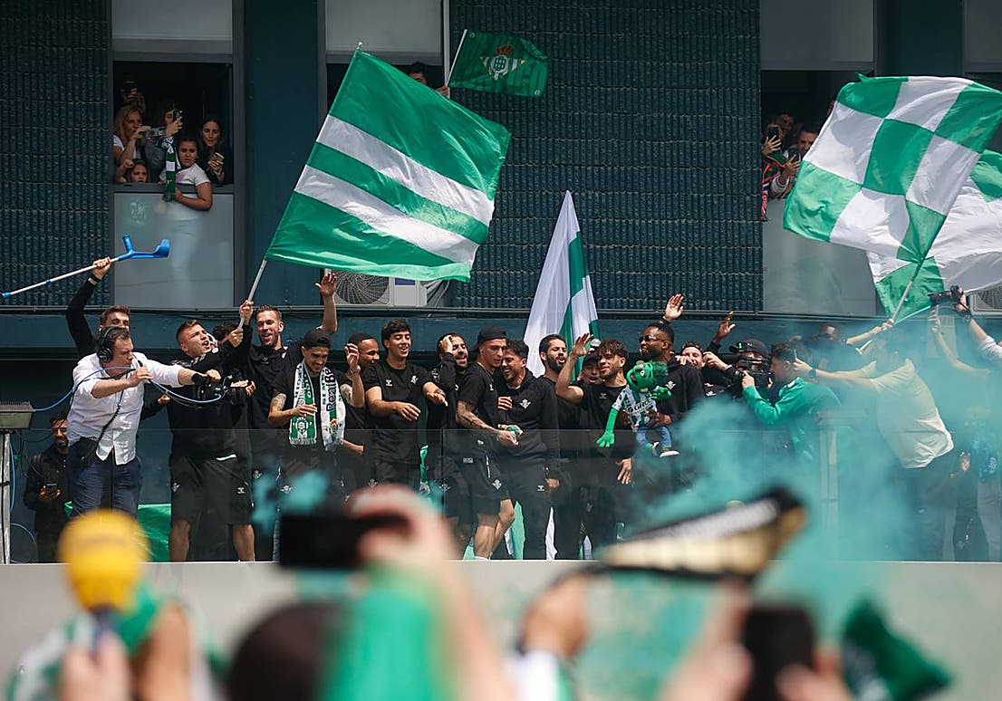 En imágenes, multitud de aficionados celebran junto al equipo el pase a ...