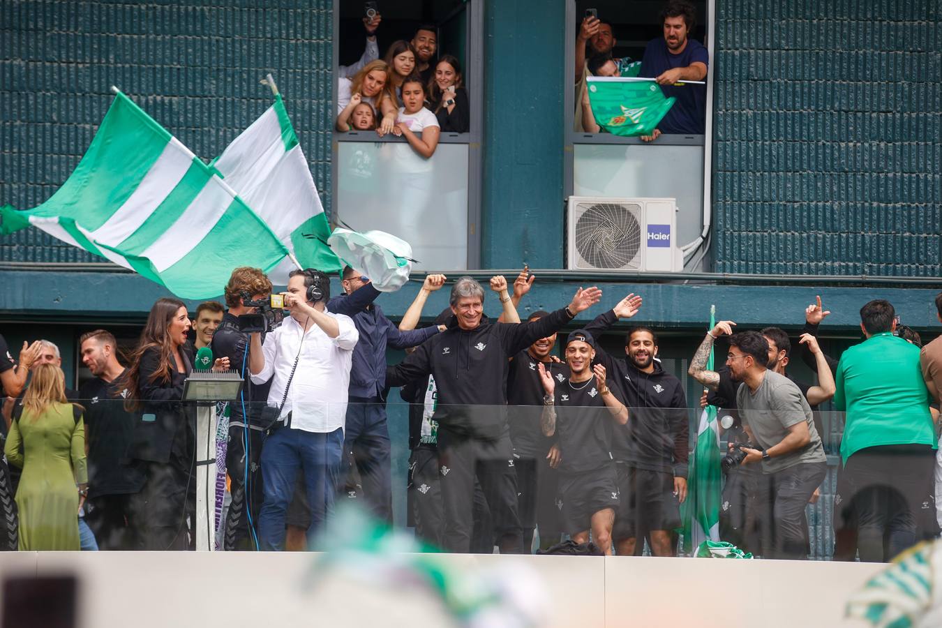 Celebración de la afición y el equipo, juntos en los exteriores del Villamarín tras el pase a la final de la Conference