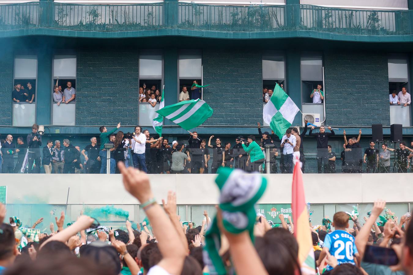 Celebración de la afición y el equipo, juntos en los exteriores del Villamarín tras el pase a la final de la Conference