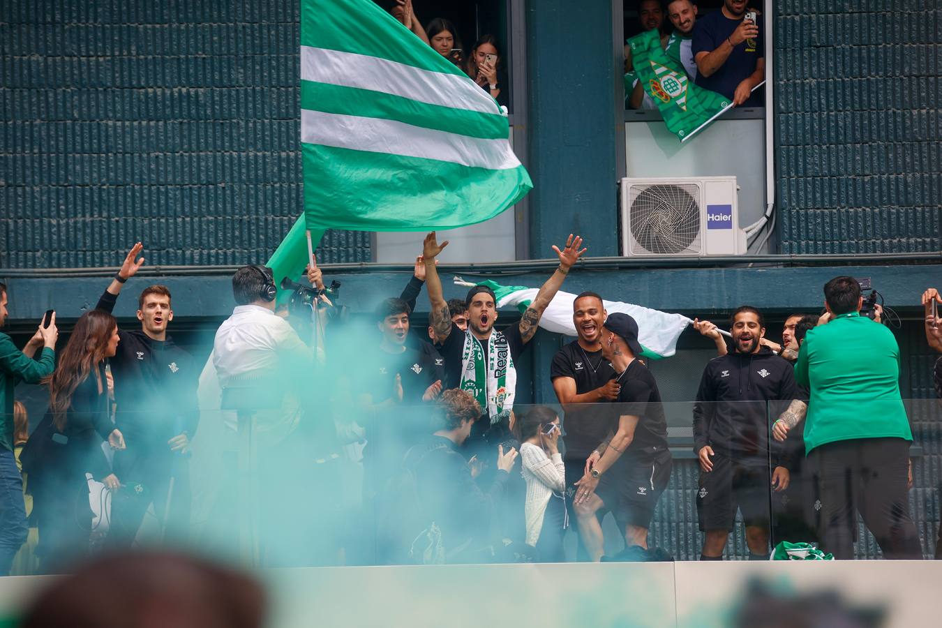 Celebración de la afición y el equipo, juntos en los exteriores del Villamarín tras el pase a la final de la Conference