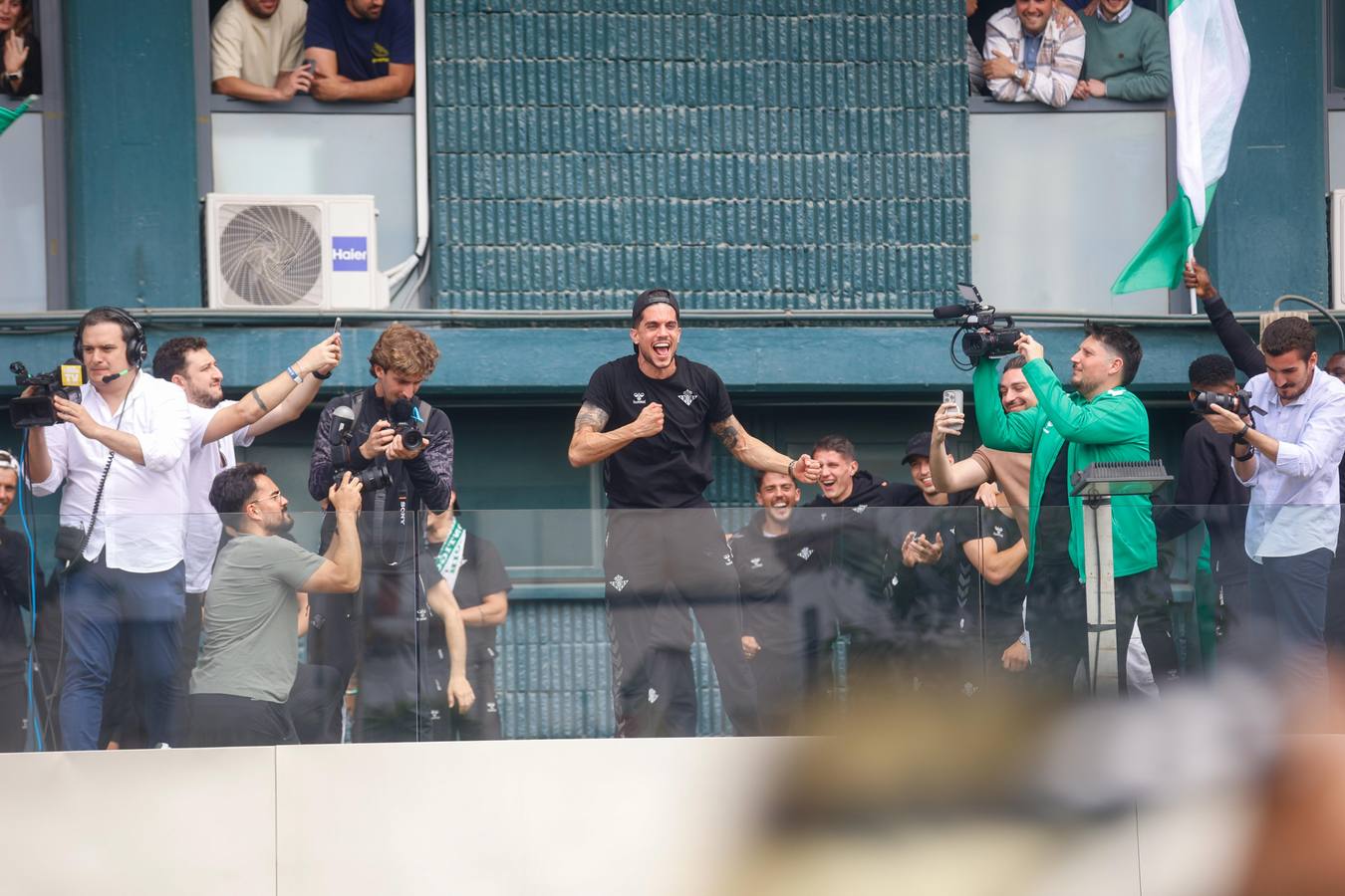 Celebración de la afición y el equipo, juntos en los exteriores del Villamarín tras el pase a la final de la Conference