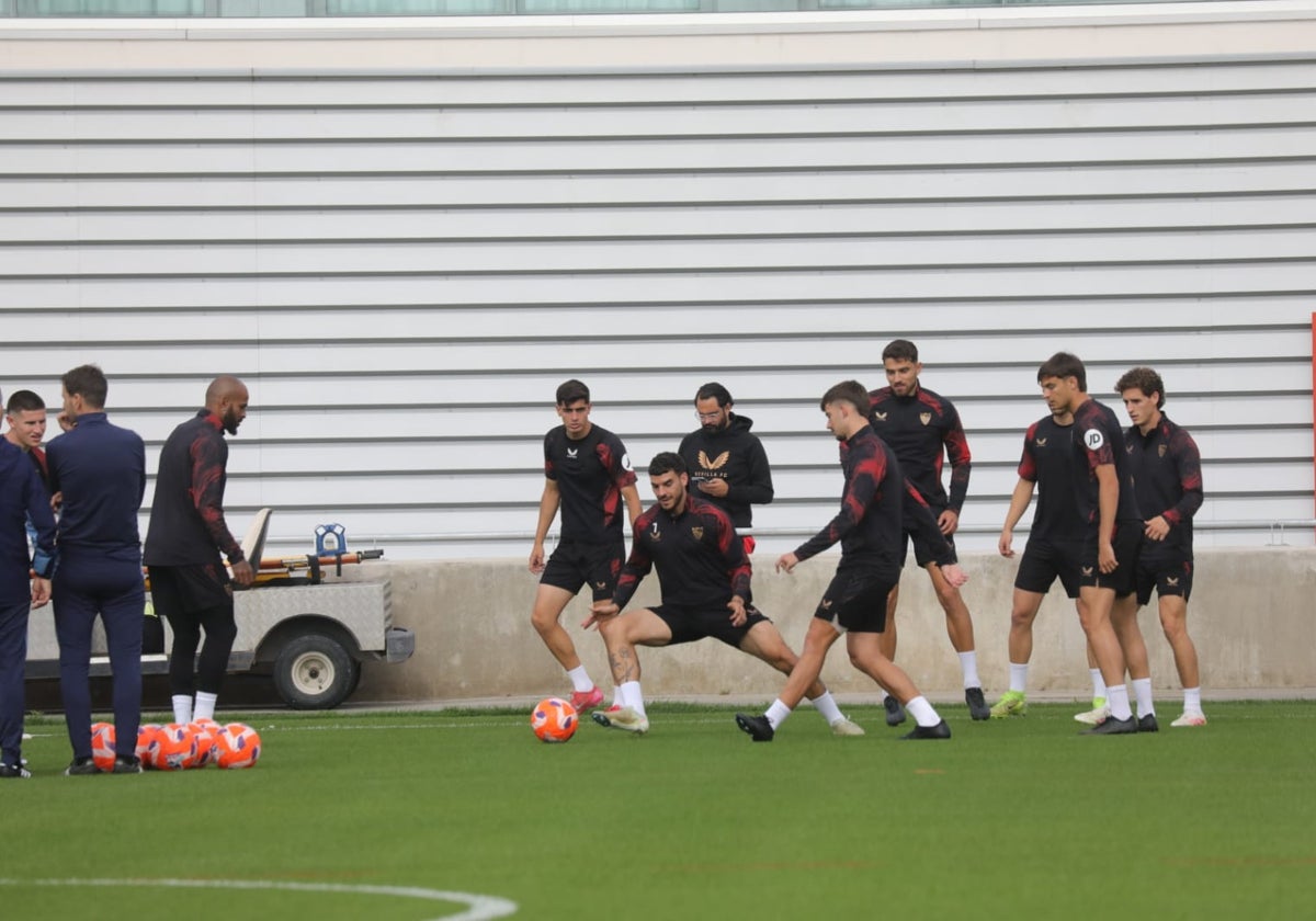 Los jugadores del Sevilla, durante un entrenamiento previo a la visita al Celta