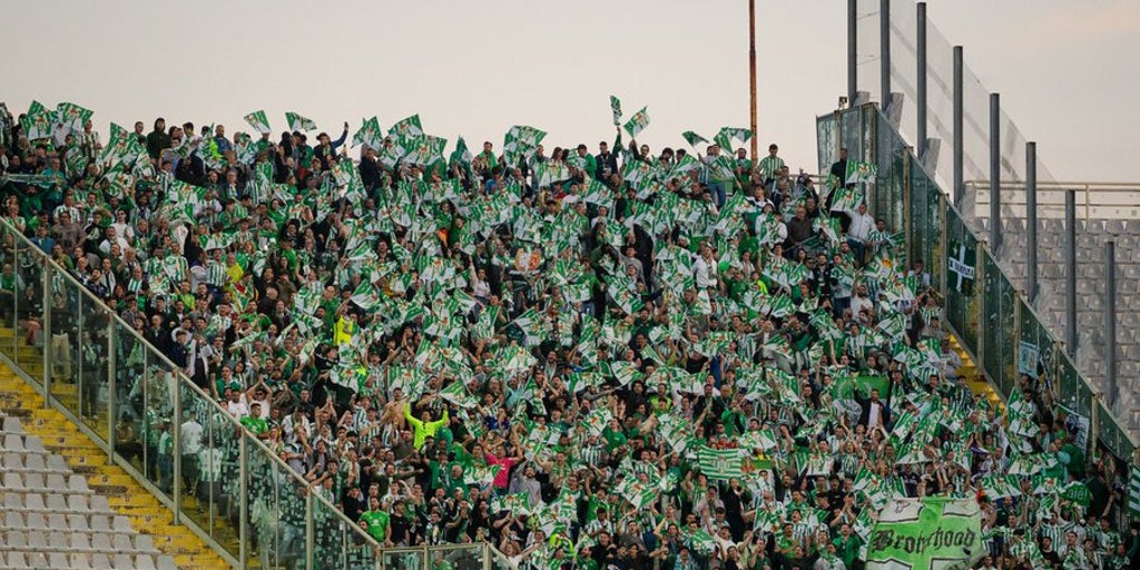 Fuertes quejas de la afición bética  ante el lanzamiento de bengalas y objetos de los seguidores de la Fiorentina