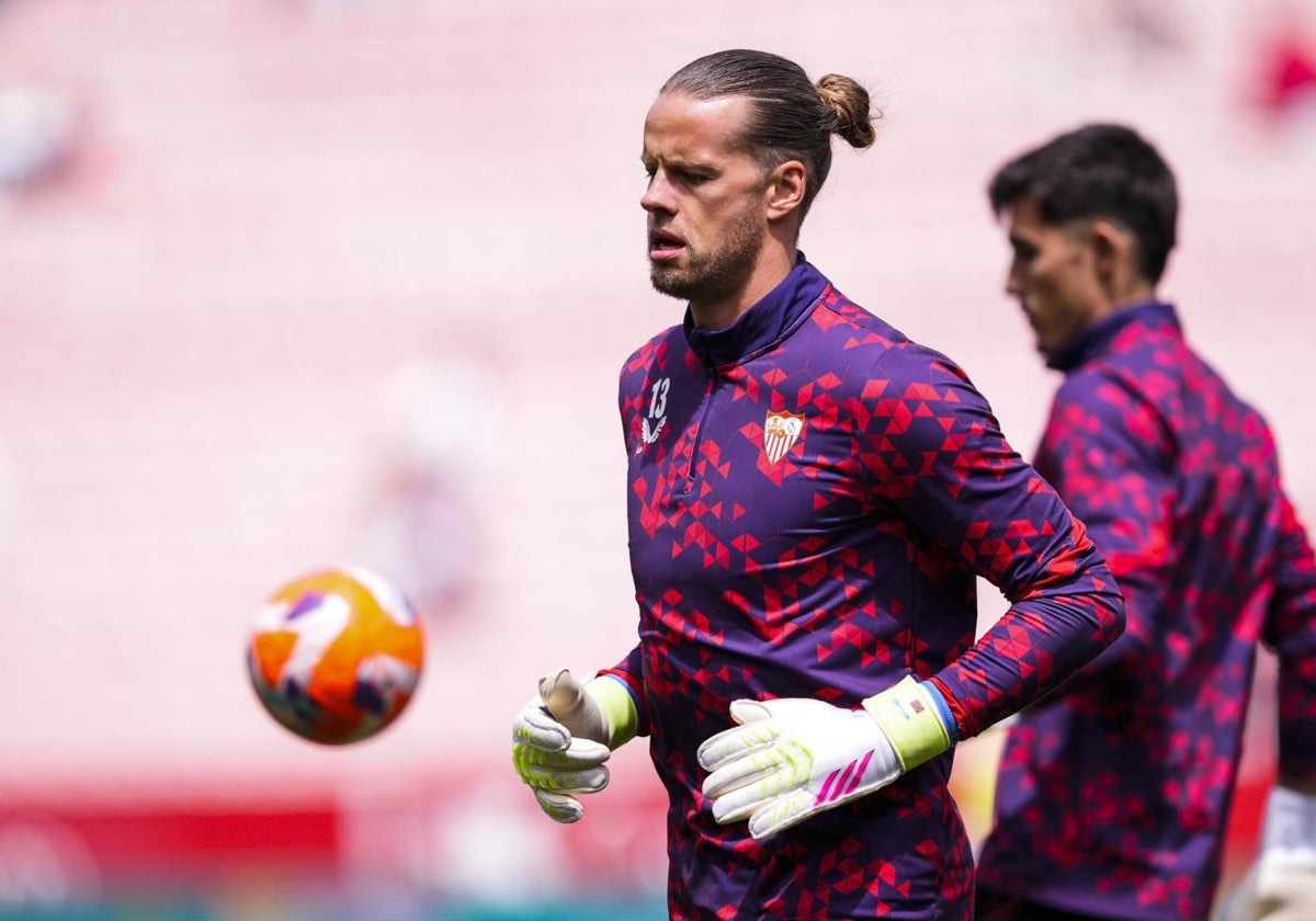 El portero del Sevilla Orjan Nyland en la previa del partido Sevilla - Leganés