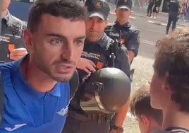 «¿Por qué insultas? Luego nos pides camisetas»: gran enfado de un jugador del Getafe con un aficionado