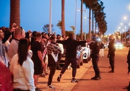 Cargas policiales en el hostil recibimiento en la ciudad deportiva a la expedición del Sevilla