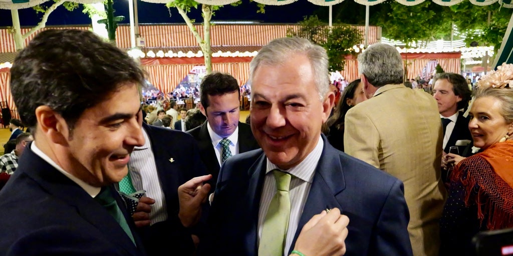 Sanz felicita al Betis en la Feria por su pase a la final de la Conference y Haro le impone un pin verdiblanco