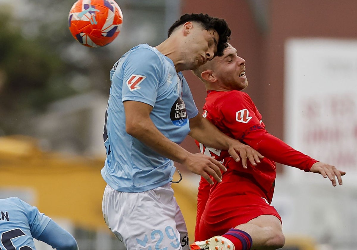 Peque disputa un balón en el Celta-Sevilla