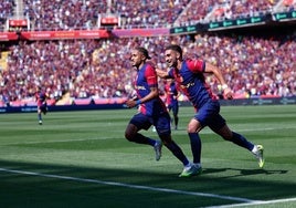 Raphina y Ferran celebran el gol del Barcelona
