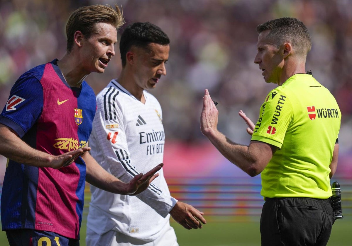 Hernández Hernández habla con De Jong y Lucas Vázquez antes de anular un penalti que había señalado por inexistente falta del holandés a Mbappé