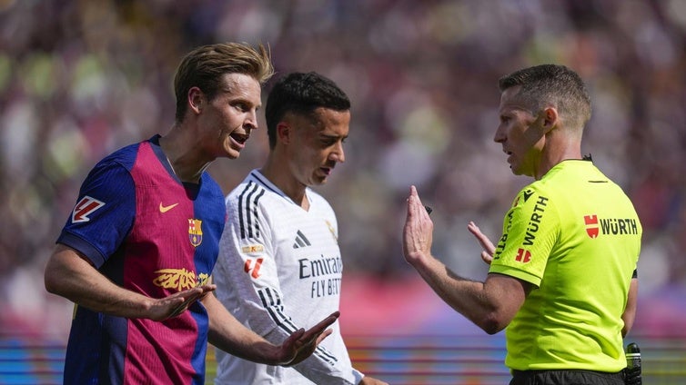 El árbitro debió anular el gol del empate de Yamal por mano previa de De Jong