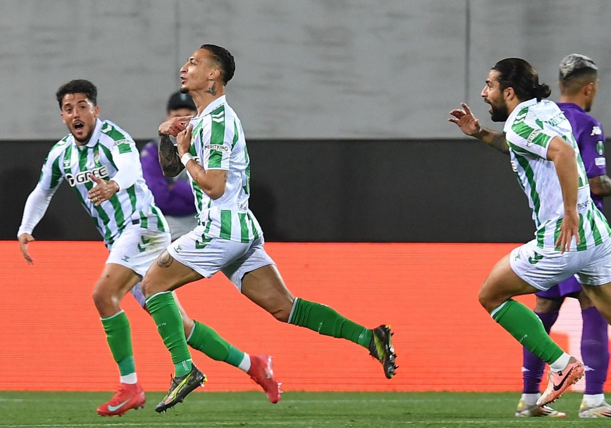 Antony celebra el golazo de falta que marcó ante la Fiorentina en el Artemio Franchi