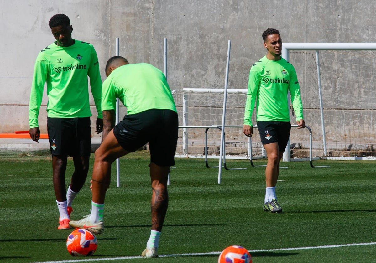 Antony camina en el calentamiento de la sesión del pasado sábado en la ciudad deportiva Luis del Sol