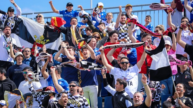 La afici´`on del Ceuta desplazada a Fuenlabrada celebra el ascenso a Segunda división