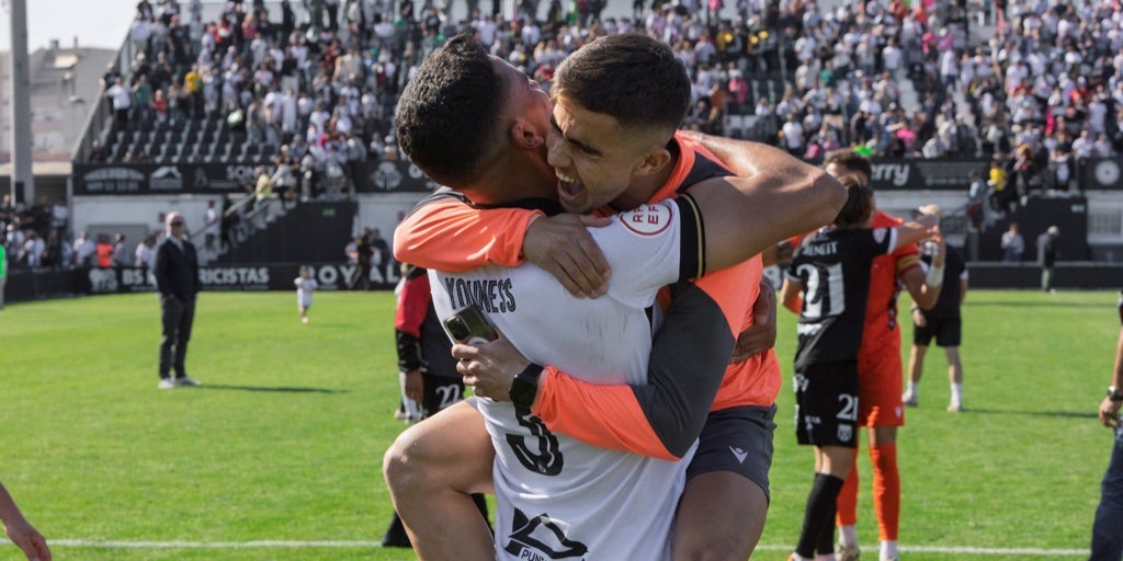 El Ceuta gana al Fuenlabrada y asciende a Segunda división 45 años después