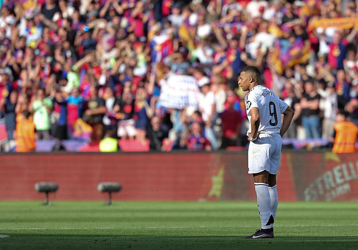 Mbappé, autor de un triplete, desolado tras la derrota del Madrid ante el Barcelona