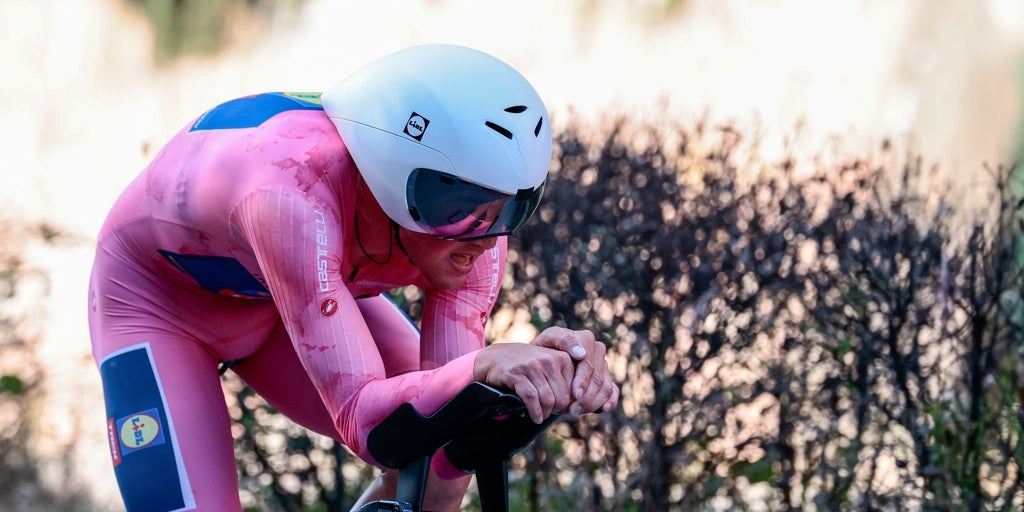 Mads Pedersen se  coloca por segunda vez el maillot rosa del Giro de Italia