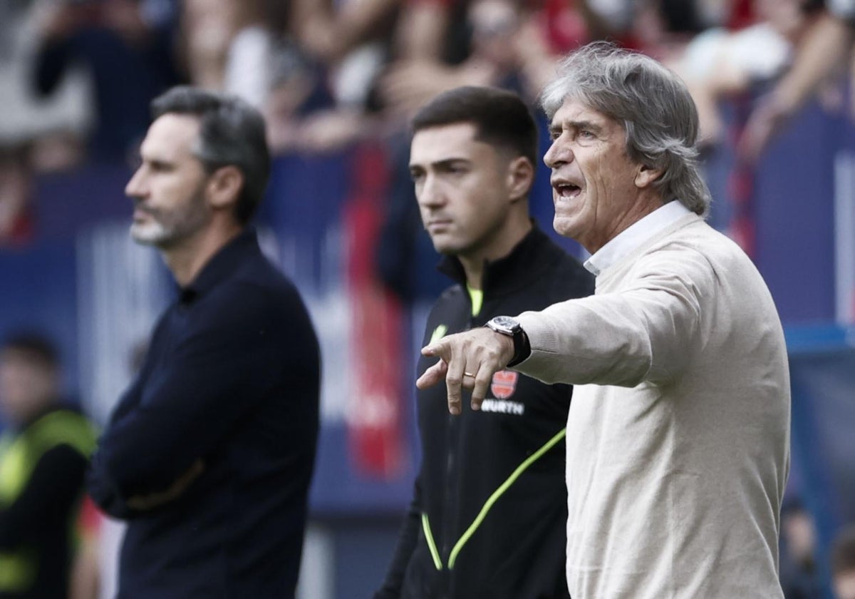 Pellegrini realiza un gesto en el Osasuna - Betis de la primera vuelta que concluyó con victoria verdiblanca con Vicente Moreno en un segundo plano (1-2)