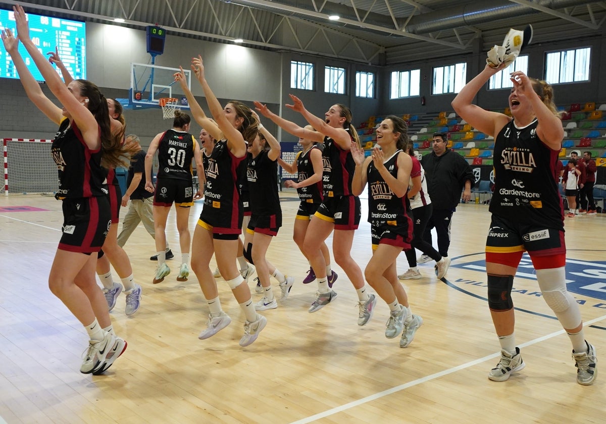 Las jugadoras del DOC Gardenstore Sevilla Femenino, celebrando en el pabellón Sara Gómez