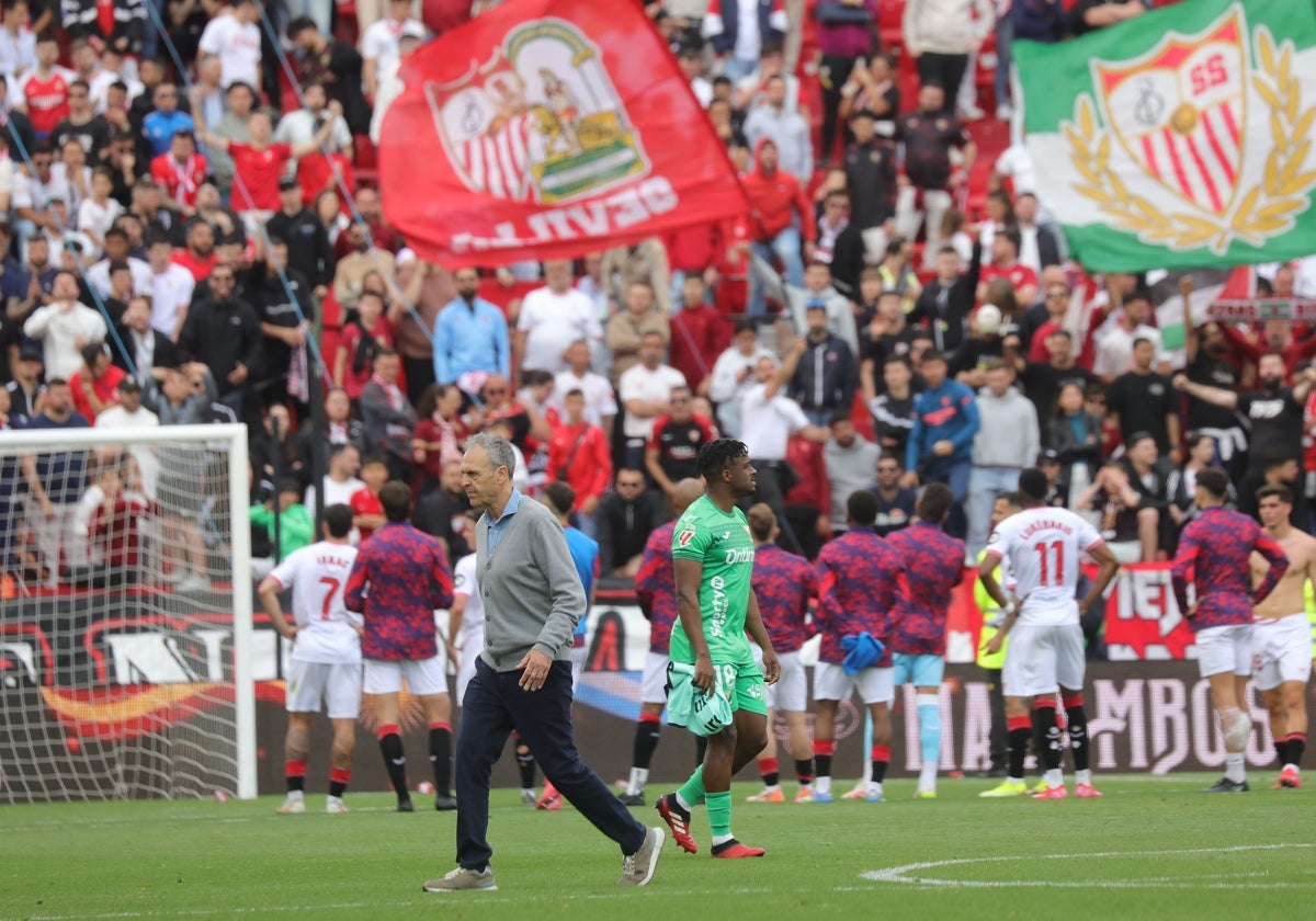 Caparrós, en un partido del Sevilla