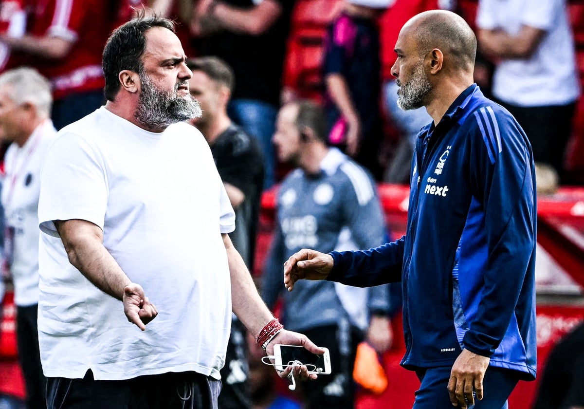 Marinakis (izquierda) abronca a Nuno Espirito Santo