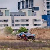 Carlos Sainz da la primera vuelta al futuro circuito de Madrid con su coche del Dakar