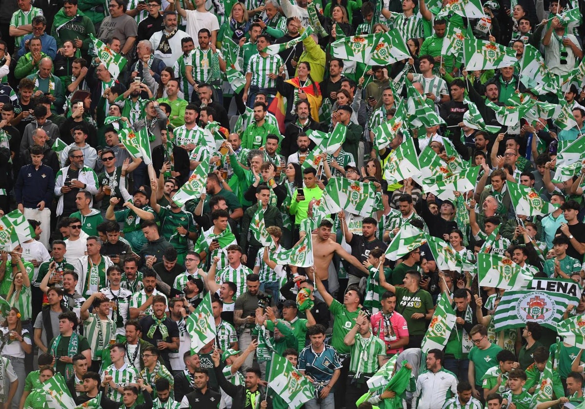 Aficionados del Betis en las gradas de visitante habilitadas en el Artemio Franchi para el Fiorentina - Betis de semifinales de la Conference