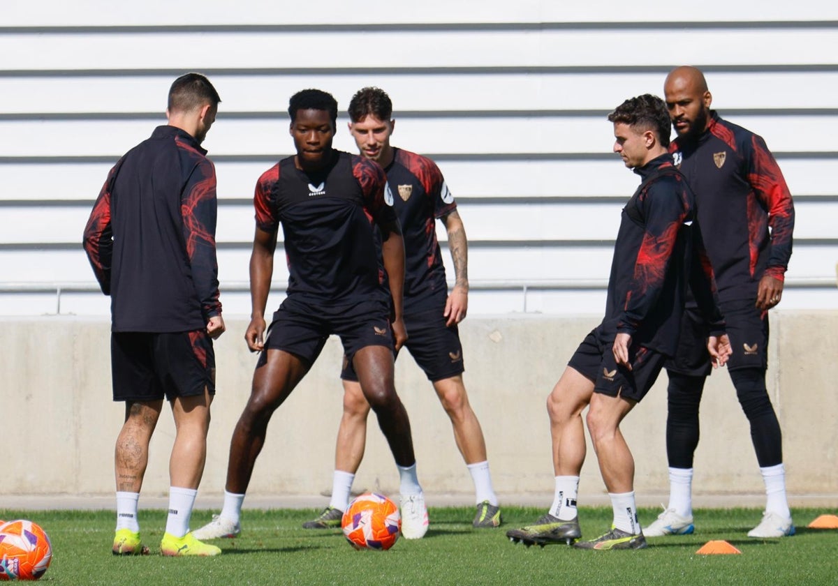 Suso, Agoumé, Carmona, Pedrosa y Marcao, durante el entrenamiento previo al Sevilla - Las Palmas