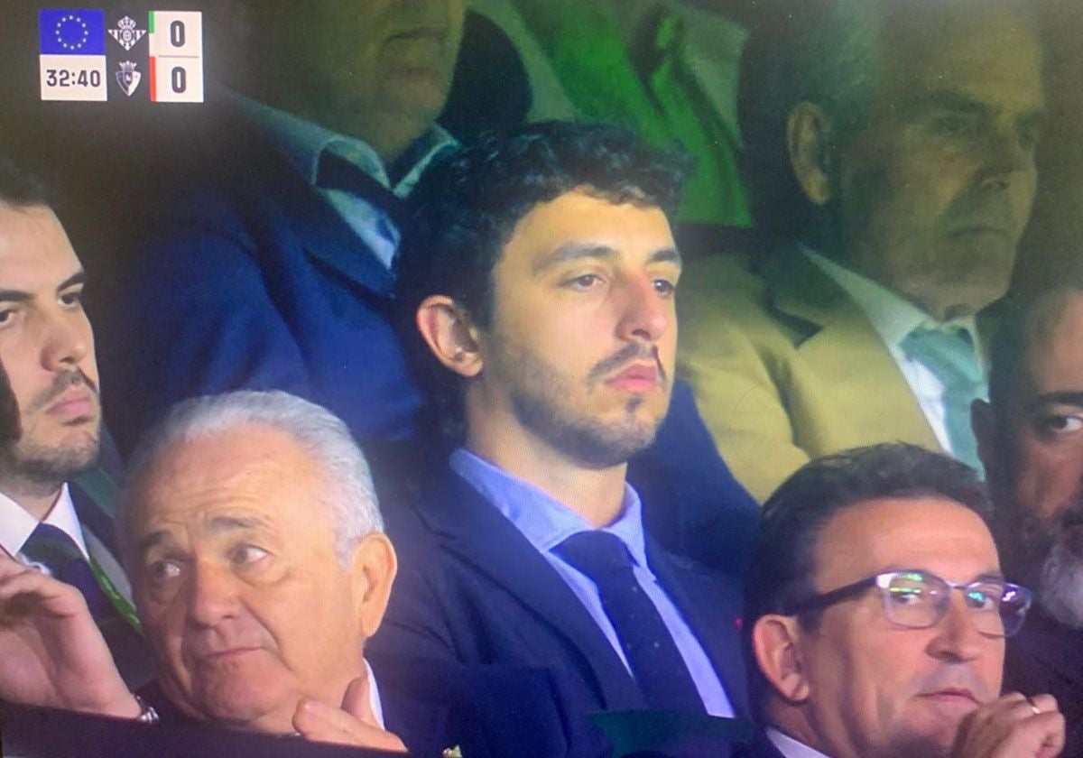 Alberto de la Fuente, en el palco del Villamarín durante el Betis - Osasuna