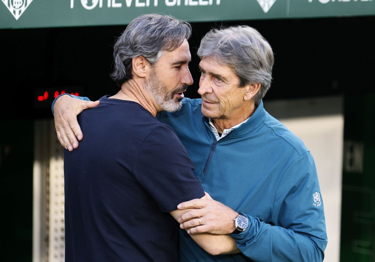Manuel Pellegrini y Vicente Moreno, en el saludo previo al partido