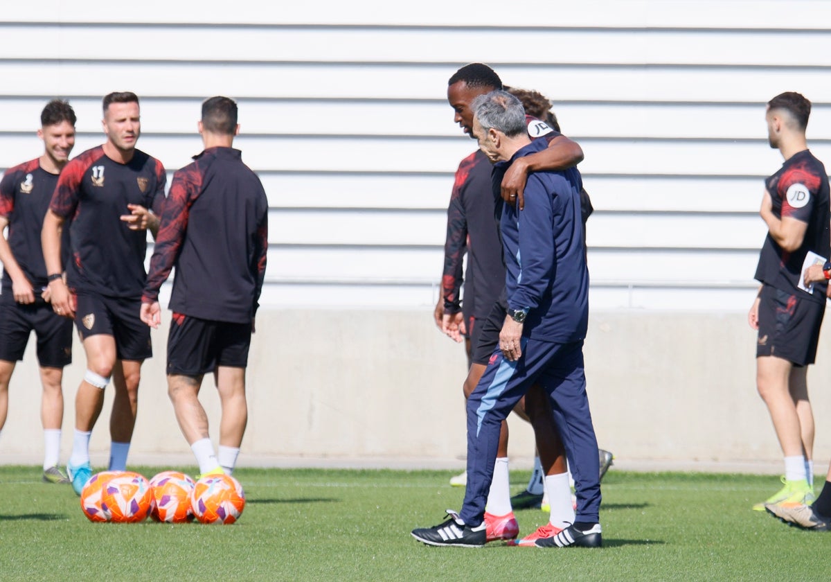 Joaquín Caparrós abraza a Dodi Lukebakio durante el último entrenamiento