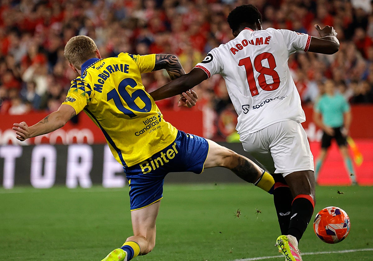 Agoumé se marcha con potencia de McBurnie en el Sevilla - Las Palmas