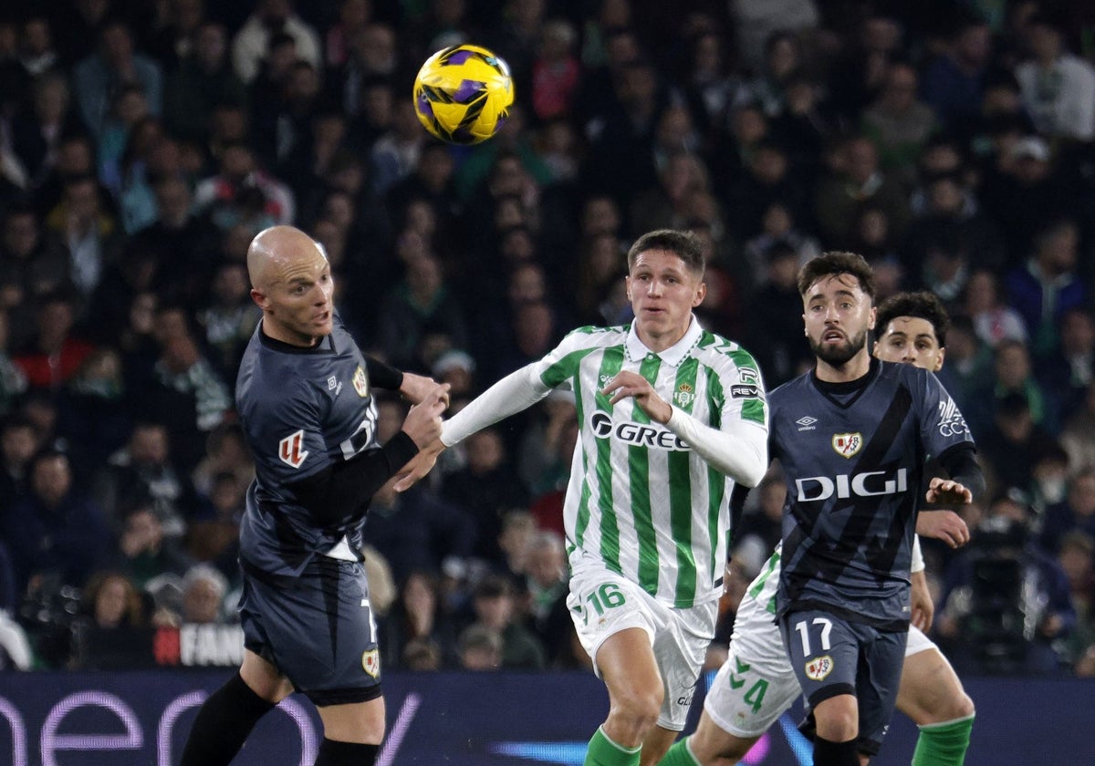 Un lance del juego del Betis - Rayo de esta temporada en el Benito Villamarín