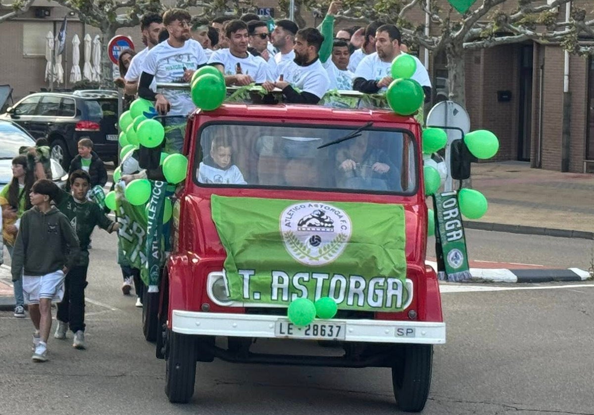 El Atlético Astorga celebrando el ascenso