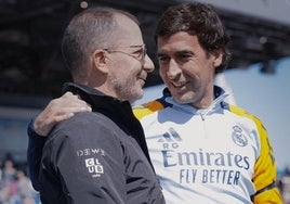 José Juan Romero junto a Raúl González antes de un duelo del Ceuta con el Real Madrid Castilla