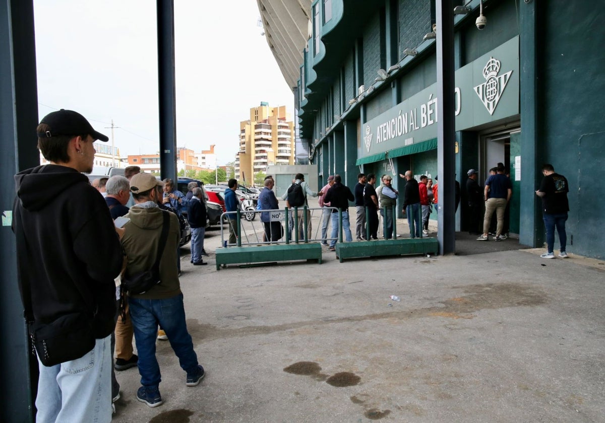 Aficionados verdiblancos en la Oficina de Atención al Bético en el estadio Benito Villamarín