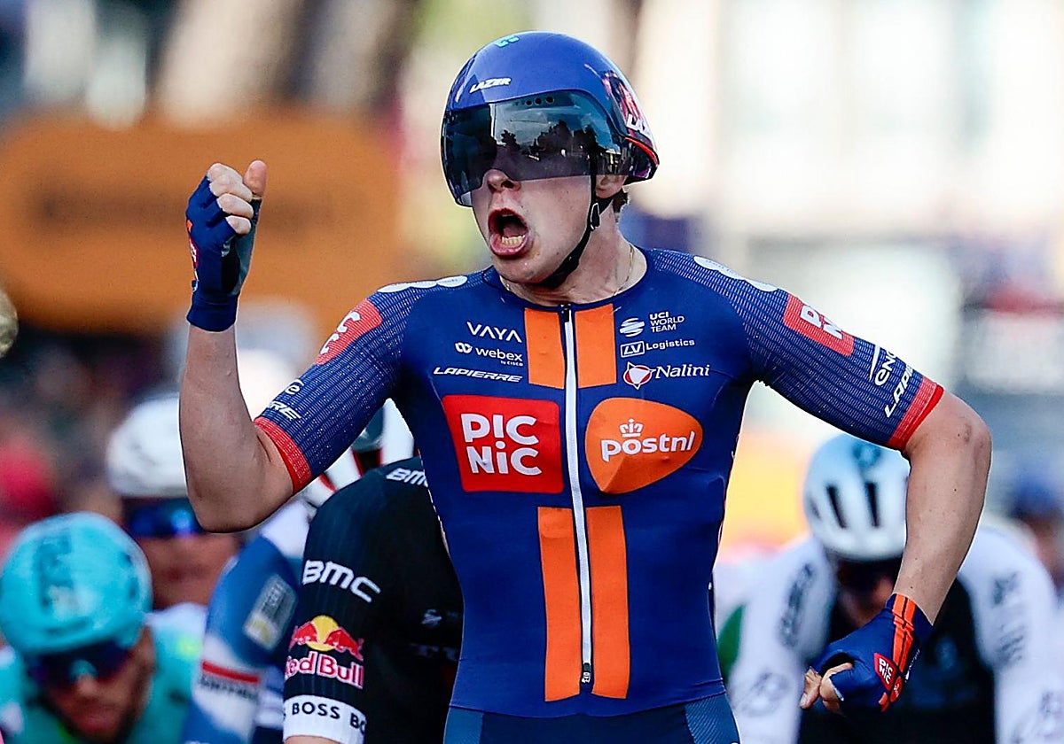 Van Uden celebra la victoria tras ganar al esprint en Lecce