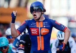 Van Uden supera a Pedersen sobre la línea de meta y se lleva la etapa al esprint