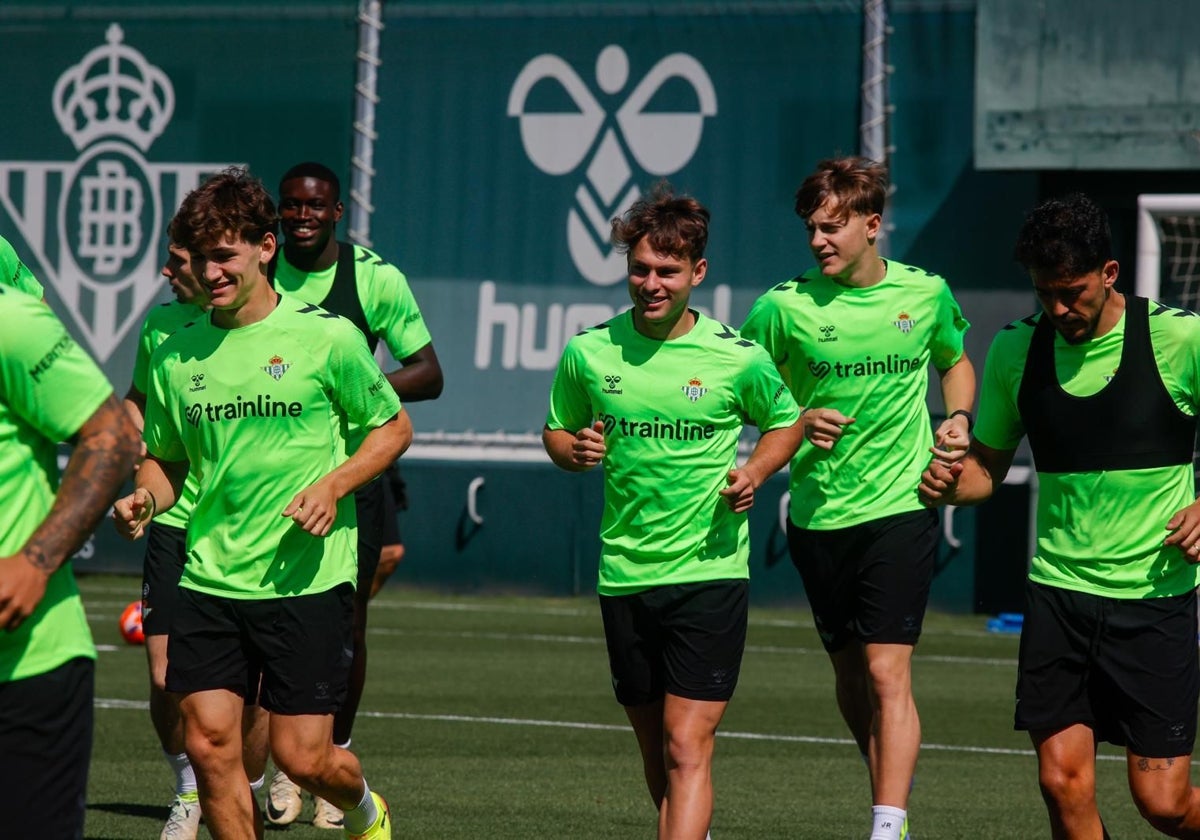 Ortiz, durante el entrenamiento del Betis junto a Mateo y Jesús Rodríguez