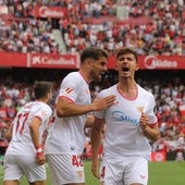 Kike Salas se señala el escudo tras marcar un tanto en el Sánchez-Pizjuán