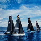 El Lanzarote Calero Sailing Team, en primer término, en una salida en Porto Cervo